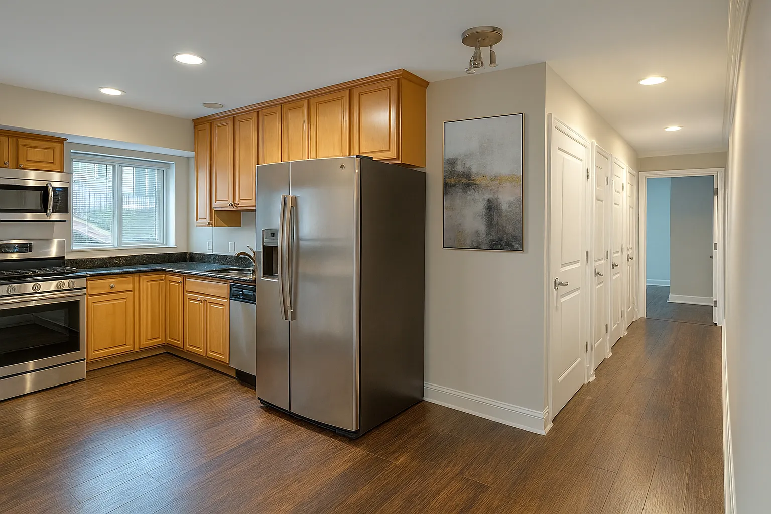 3 bed, 700 sqft, $900 — Photo 2