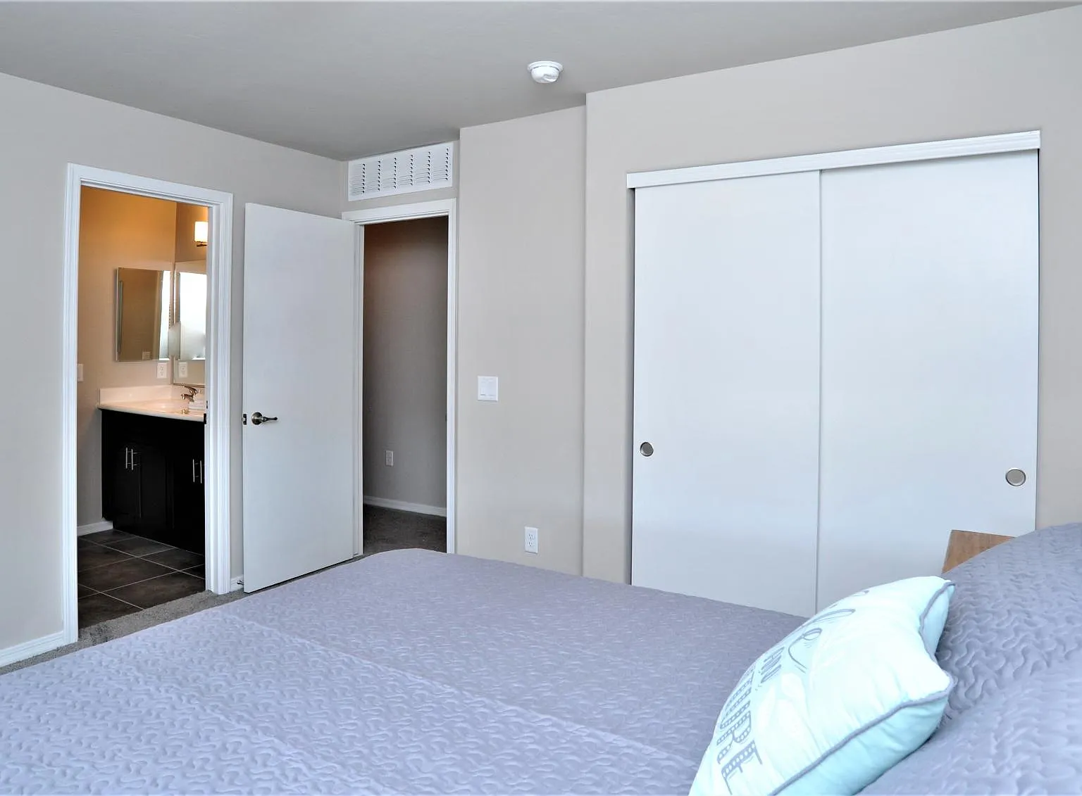 1218 E Blacklidge Dr — Photo 2