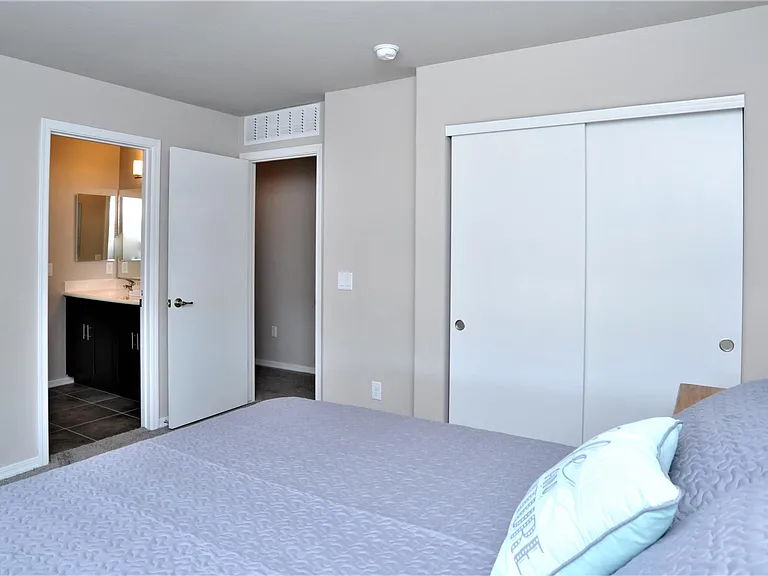 1218 E Blacklidge Dr — Photo 2