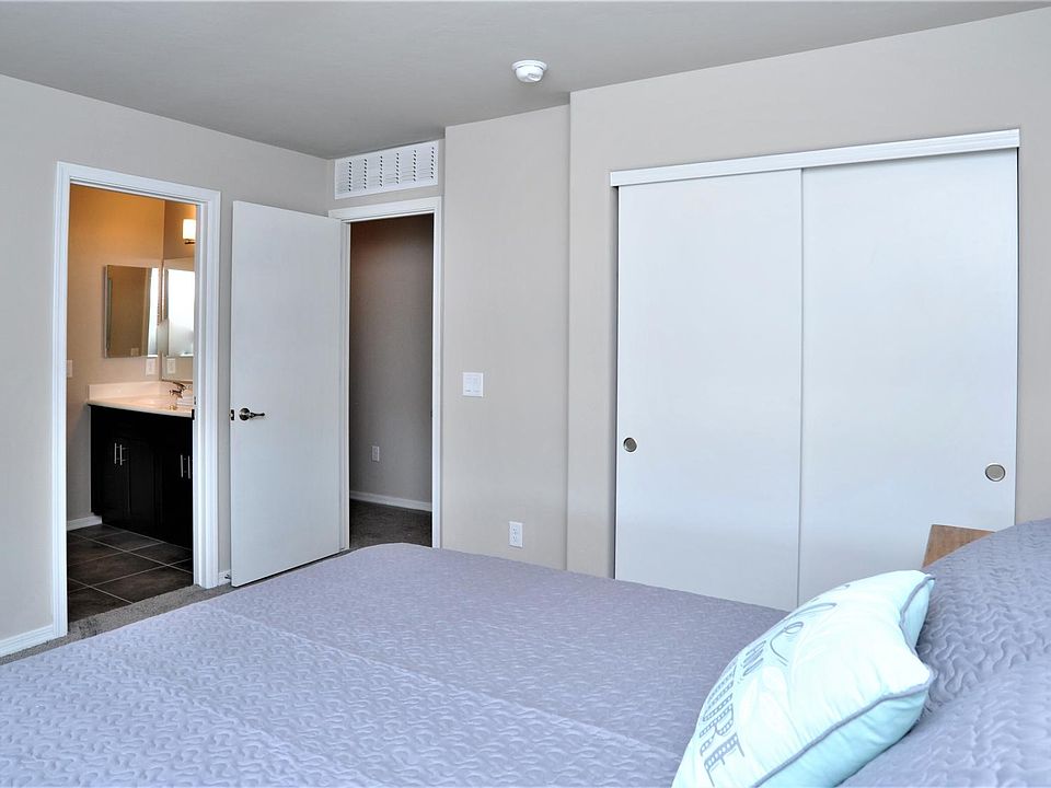 1st image of 218 E Blacklidge Dr