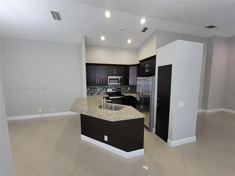 928 Falling Water Rd — Photo 2