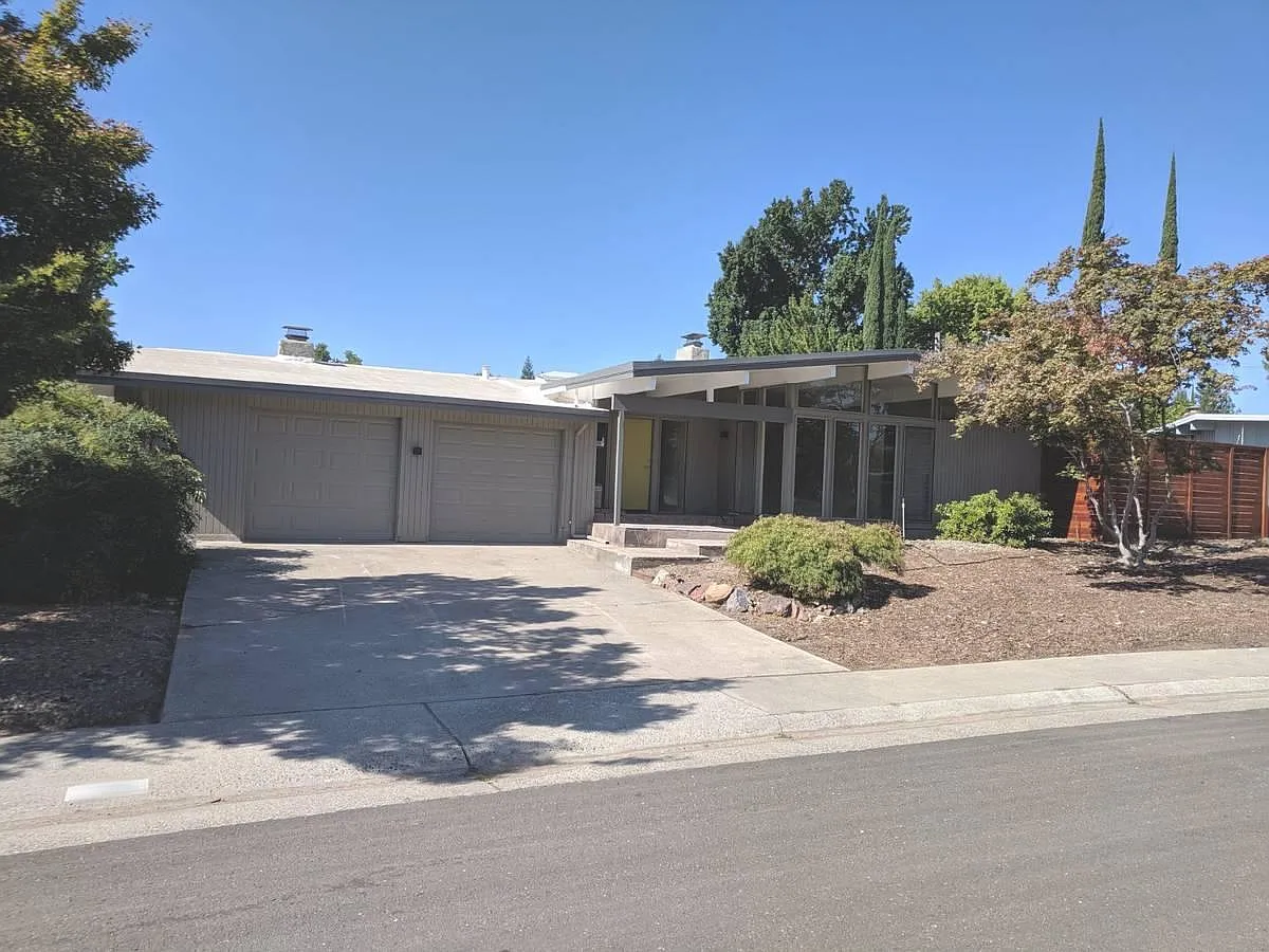 3 bed, 1200 sqft, $2,800 — Photo 1