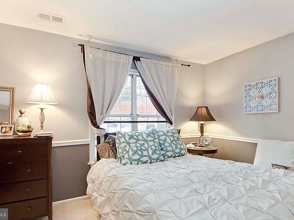 5th image of 2813 S Woodrow St #5