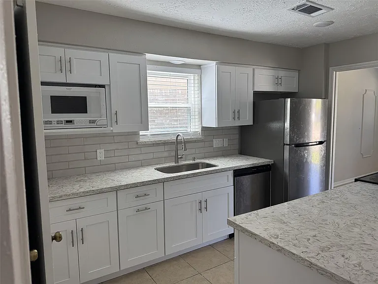 3818 Willow Springs Ln — Photo 3