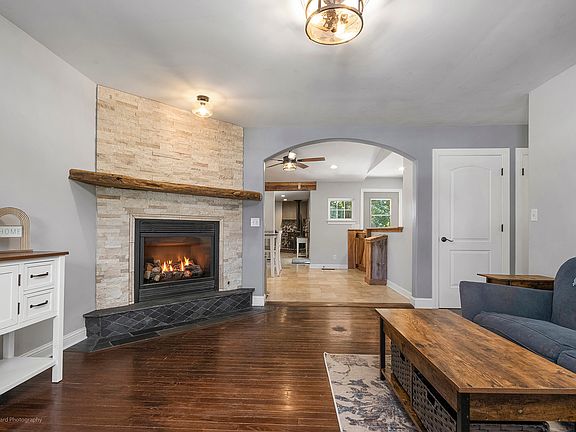 5th image of 805 W Church St