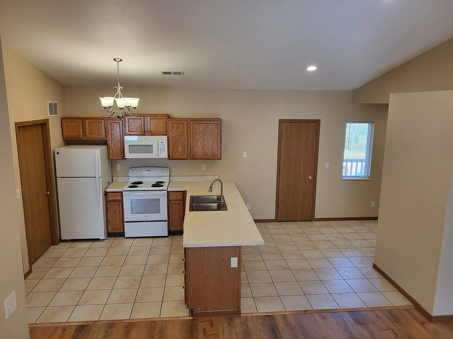 2 bed, 1000 sqft, $1,475 — Photo 3