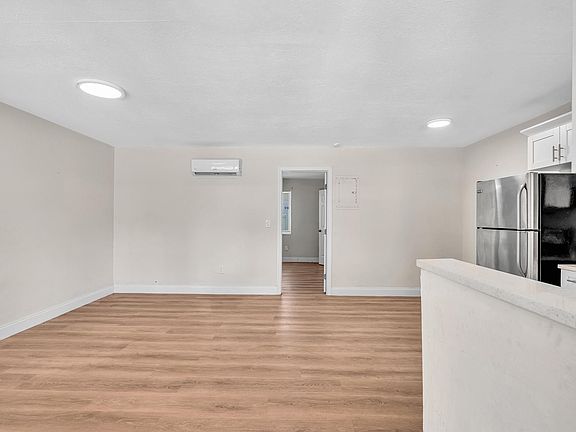 2nd image of 800 Moffett St #3