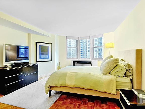 4th image of 30 W 63rd St APT 8M
