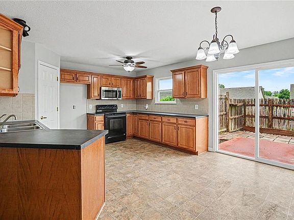 5th image of 420 SW Graystone Dr