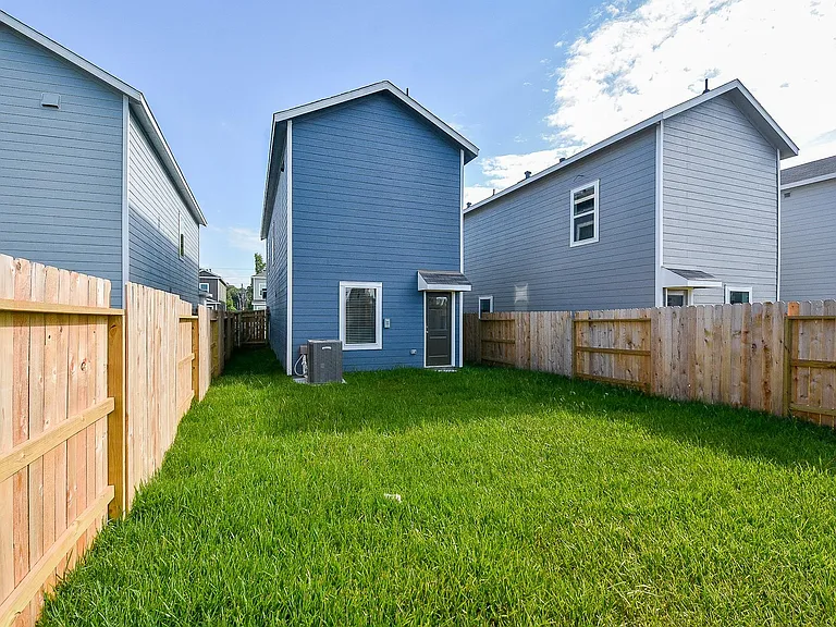 21430 Carosella Dr — Photo 31