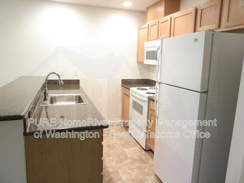 3 bed, 2.5 bath, 1279 sqft, $2,495 — Photo 4