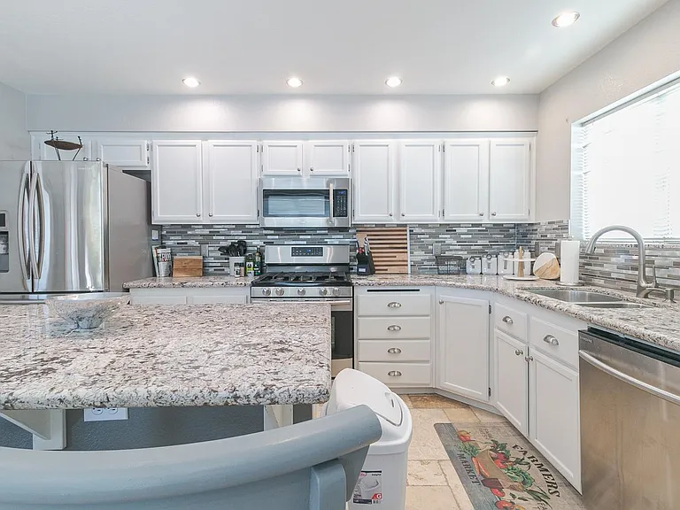 1432 Desert Hills Dr — Photo 6