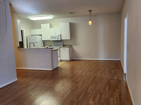 3rd image of 3005 Hemingway Cir #92