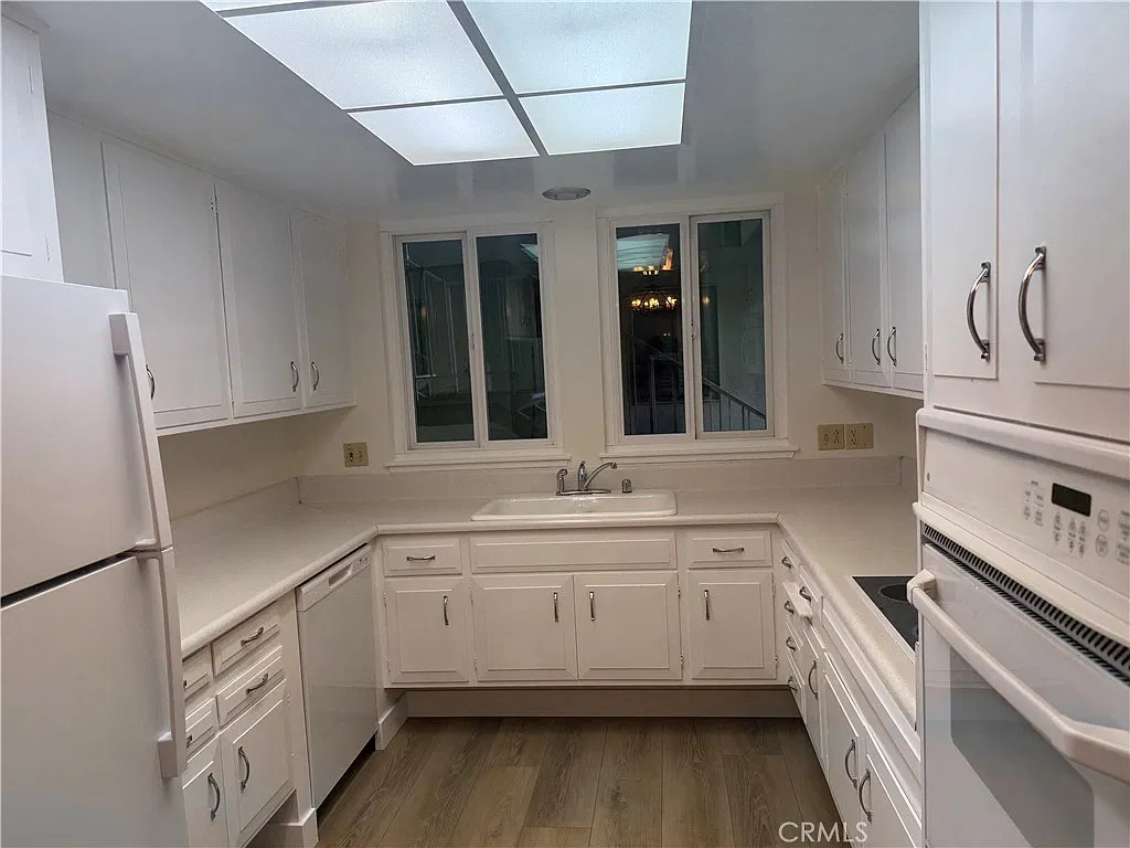 2 bed, 1040 sqft, $3,000 — Photo 3