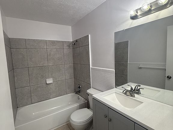 4th image of 807 NW 24th St #11