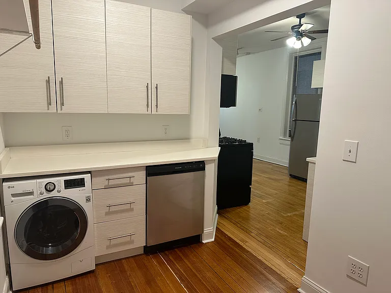 1350 N Greenview Ave #GF — Photo 4