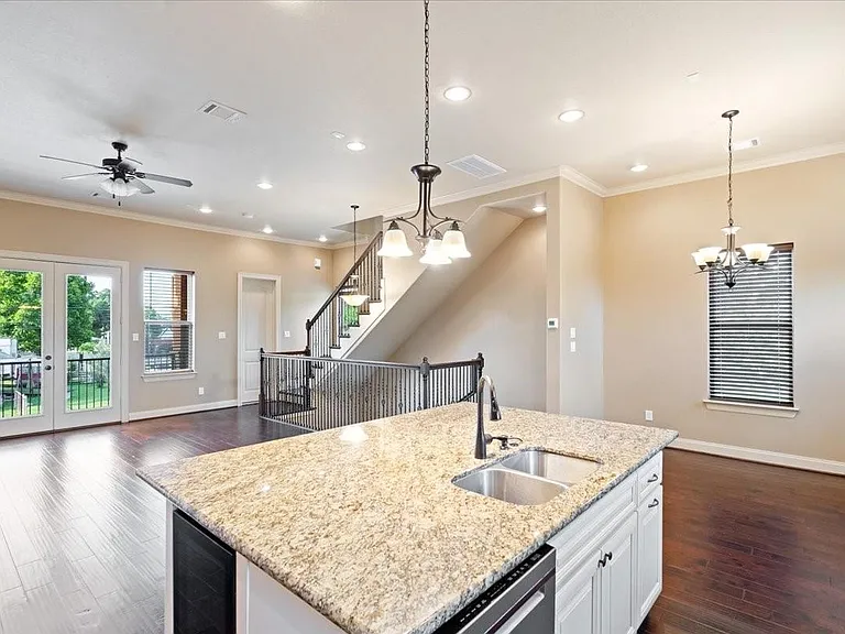 1520 Amundsen St — Photo 14