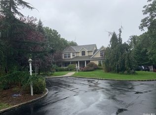 176 Country Rd, Medford, NY 11763