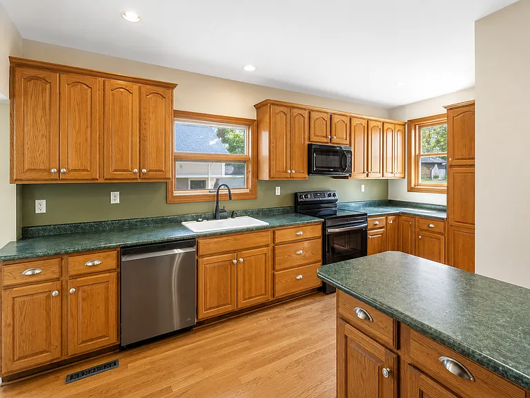 1727 Marshall Ave — Photo 5