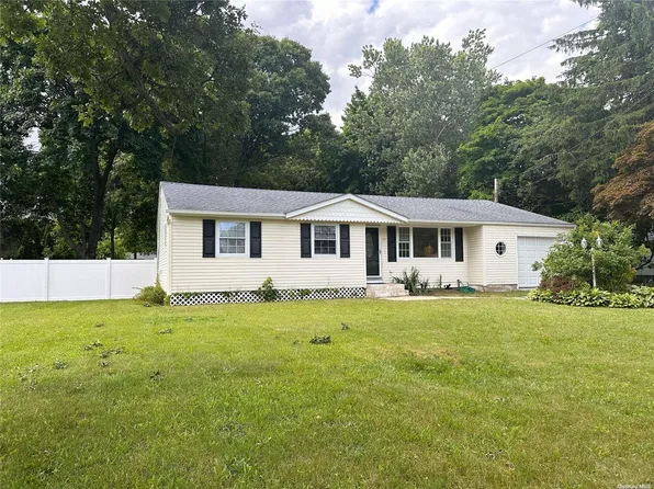 27 W End Avenue, Brentwood, NY 11717