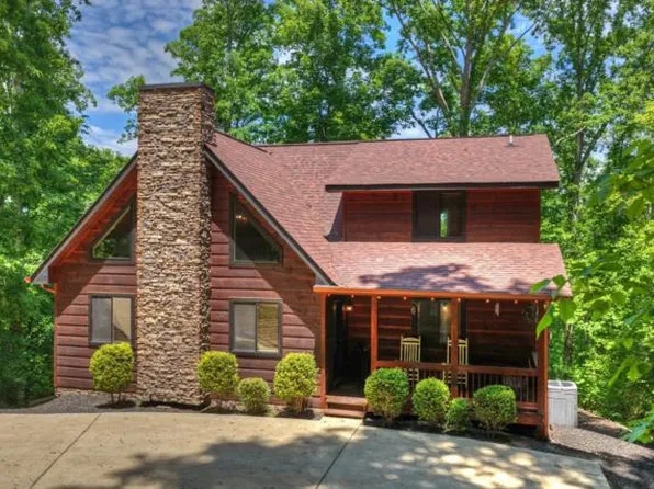 565 Catawba Cir, Ellijay, GA 30540