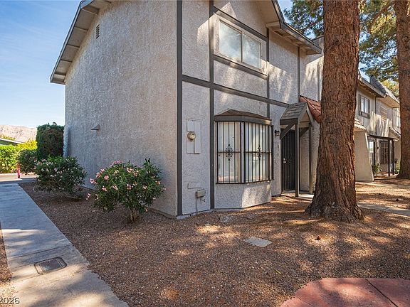 5th image of 870 Stainglass Ln