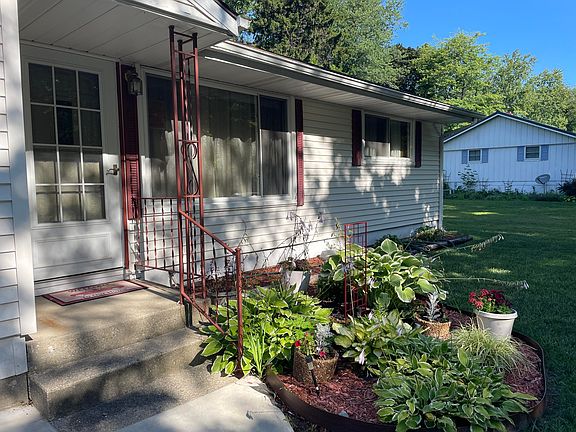 2nd image of 1098 Hazel St