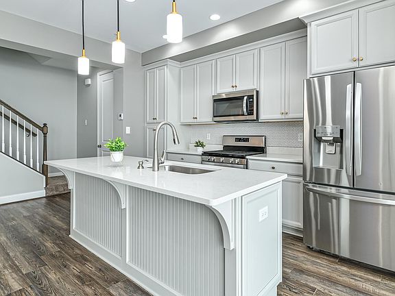 5th image of 305 Parade St