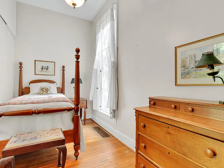 221 N Walnut St — Photo 17