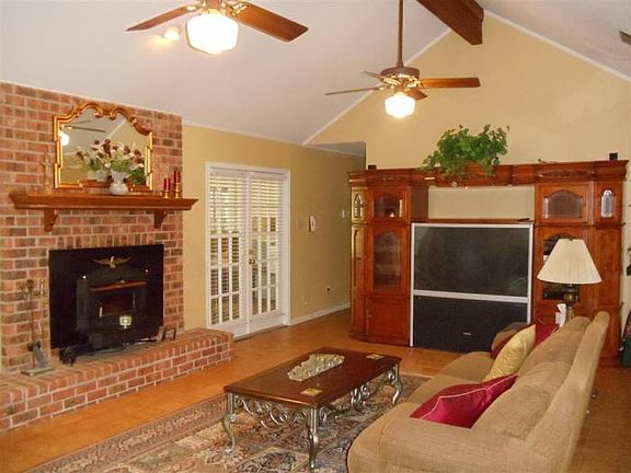 4th image of 121 Countryview Dr