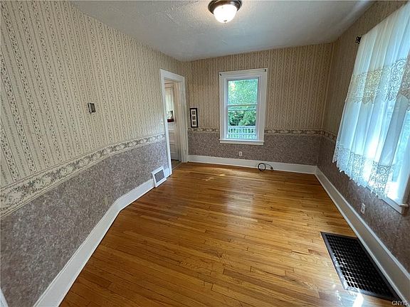 5th image of 247 Markland Ave