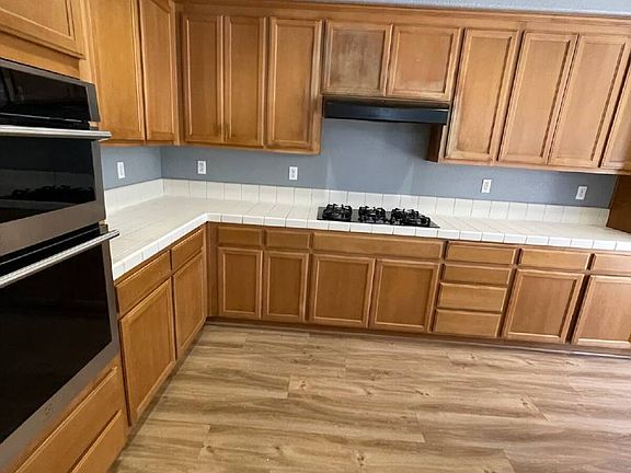4th image of 652 Pioneer Ave