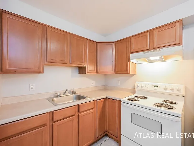 1861 W Mosier Pl #B — Photo 6