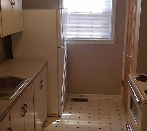 4th image of 216 S 9th St
