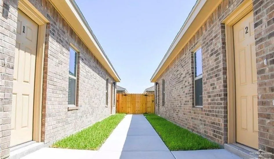 2 bed, 1.0 bath, 800 sqft, $975 — Photo 2