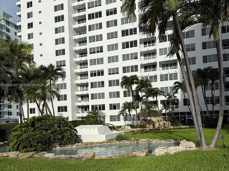5005 Collins Ave #1525 — Photo 22