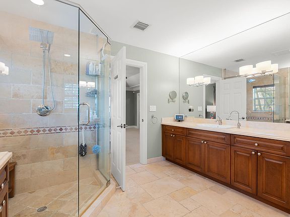 5th image of 633 NE 20th Street