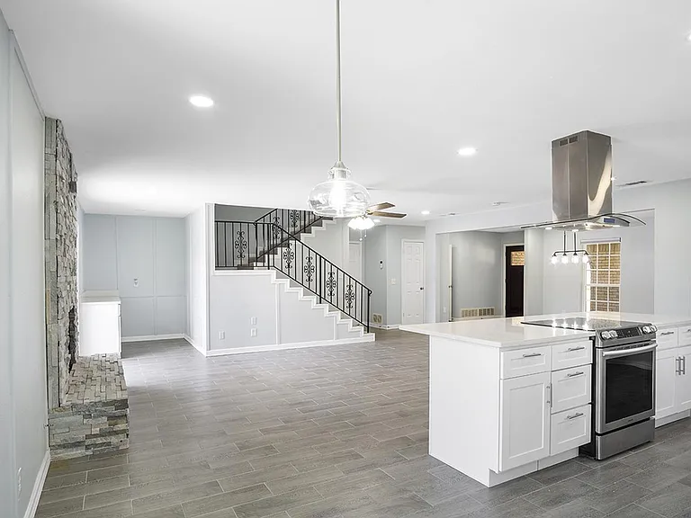 2704 Regal Rd — Photo 7