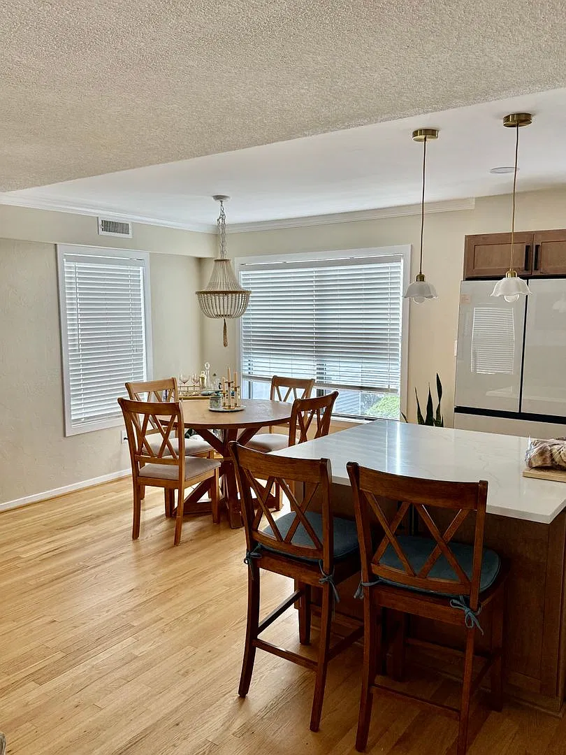 3BD/2.5 Bath End Unit Condo One Block from the Bay in Ocean Park! Attached One Car Garage! — Photo 1