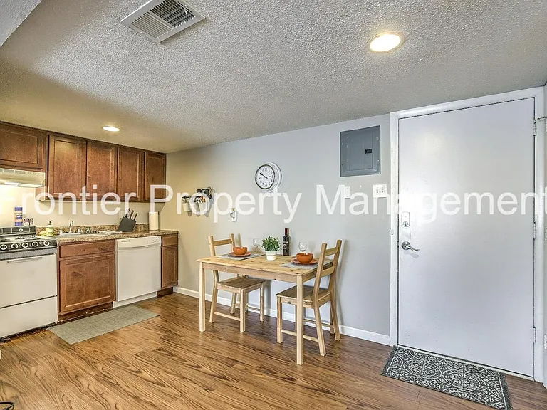 1 Bed/1 Bath Apartment off Hampton Ave! — Photo 10