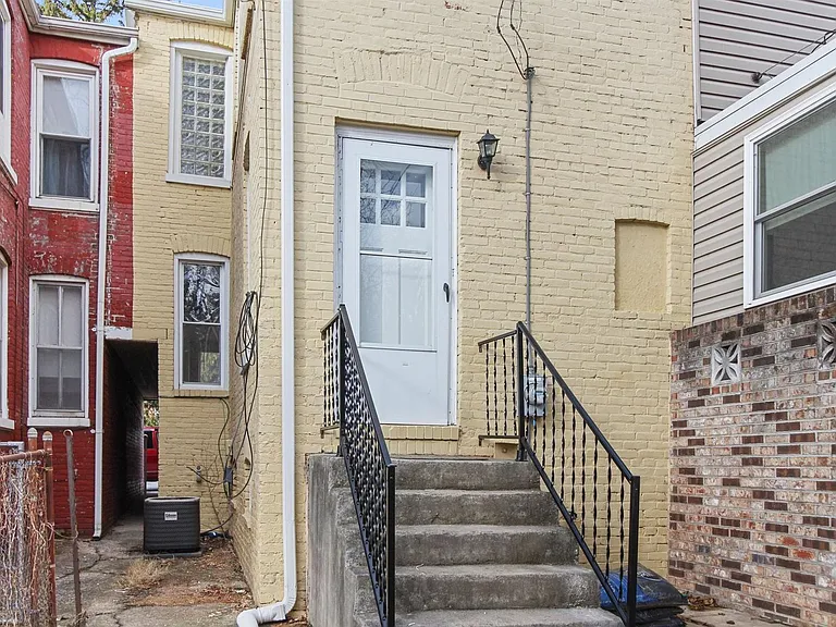 925 N Pine St — Photo 14