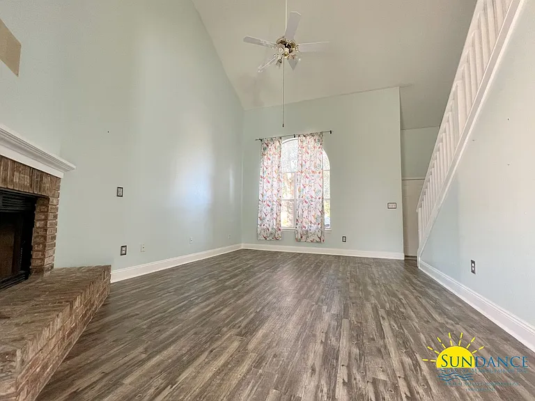 1059 Windmill Dr — Photo 2