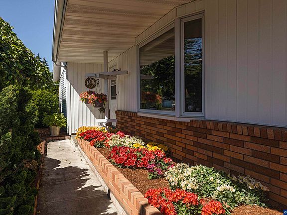 4th image of 492 N Larch Ave