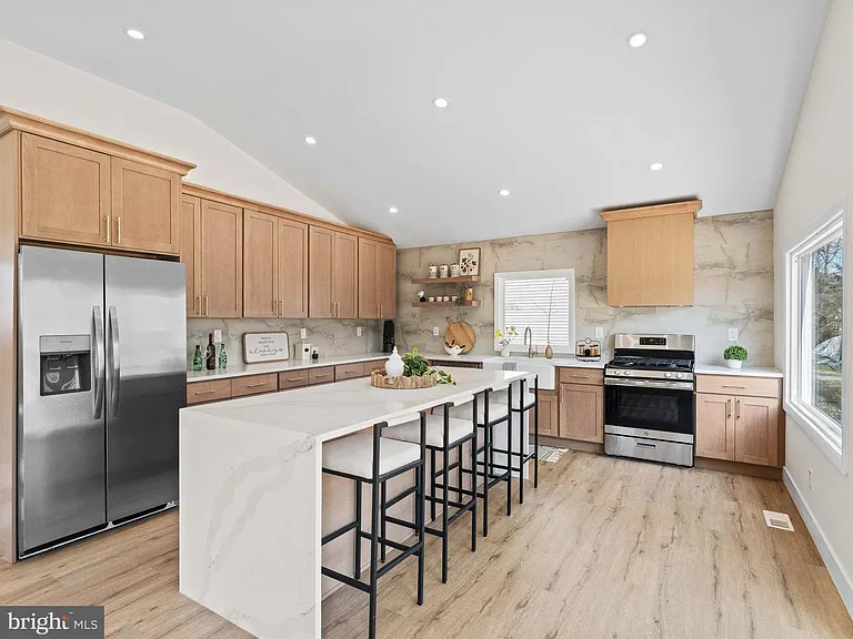 204 E Mill Rd — Photo 8