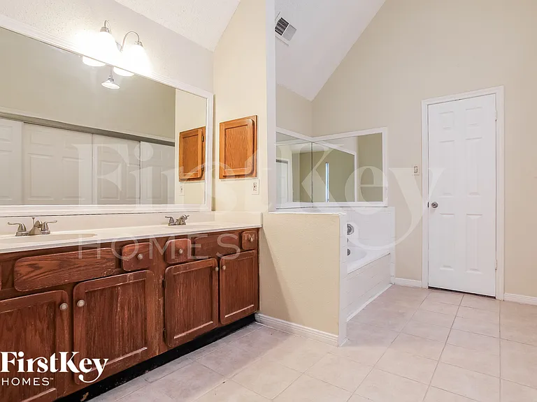 1055 Margate Dr — Photo 13