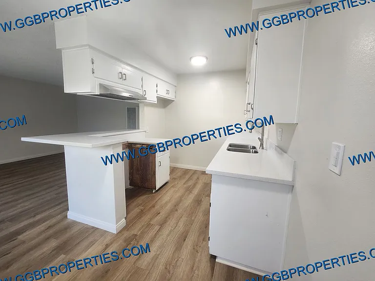 727-741 Orizaba Ave — Photo 8
