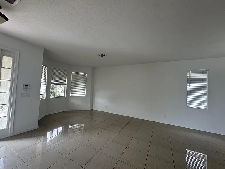 1804 SW Jamesport Dr — Photo 4