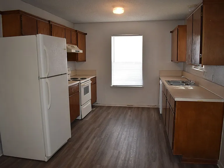 221 W Robin Ln — Photo 6