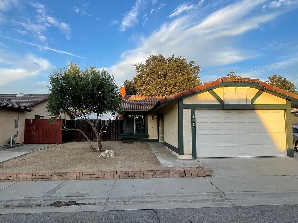 1320 Oleander Ln