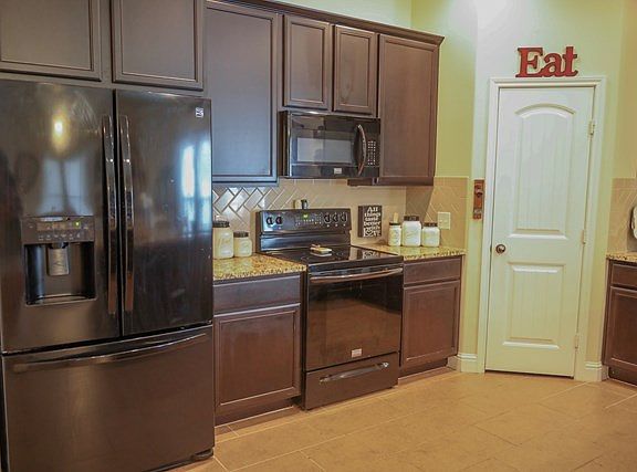 4th image of 803 E 99th St